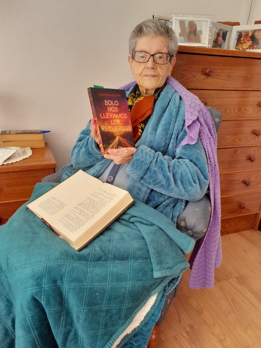 martatrvidal's tweet photo. Con permiso de la modelo y de la autora de la foto, tras unos emborronamientos estratégicos,
😍 ¡aquí está! 😍
Solo nos llevamos los recuerdos, de @Rizzottesca
Abuelas de +90 que leen autoras noveles, abuelas que leen @LiterupES
#Literatwitter https://t.co/IaKRnCUbUI