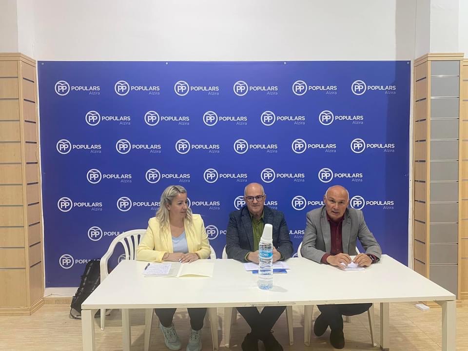 PPAlzira's tweet photo. Ayer por la tarde asistieron la diputada autonómica @MarisaGayo y el senador @fernandoderosa4, junto al candidato Jose Luis Palacios, a la sede del PP Alzira y explicaron la ley de bienestar animal ante afiliados y trabajadores del sector. https://t.co/gdiesLTXWL