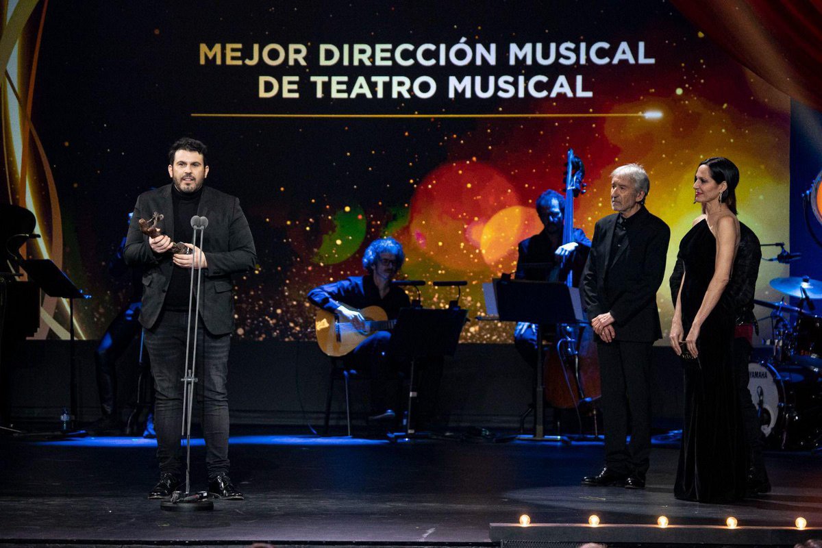 antoniobanderas's tweet photo. Quiero expresar mi enorme gratitud a La @academia_aaee por los reconocimientos que @esp_company recibió anoche en la primera gala de los #premiosTALÍA, pues ponen un cierre bellísimo a casi tres años de trabajo arduo y exitoso. 

(Sigue 👇) https://t.co/vSsF49SODT