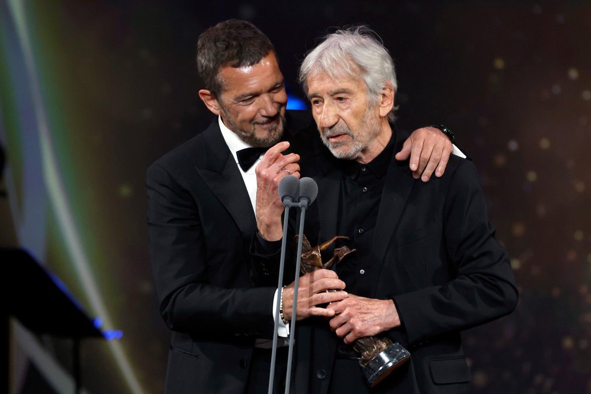 antoniobanderas's tweet photo. Quiero expresar mi enorme gratitud a La @academia_aaee por los reconocimientos que @esp_company recibió anoche en la primera gala de los #premiosTALÍA, pues ponen un cierre bellísimo a casi tres años de trabajo arduo y exitoso. 

(Sigue 👇) https://t.co/vSsF49SODT