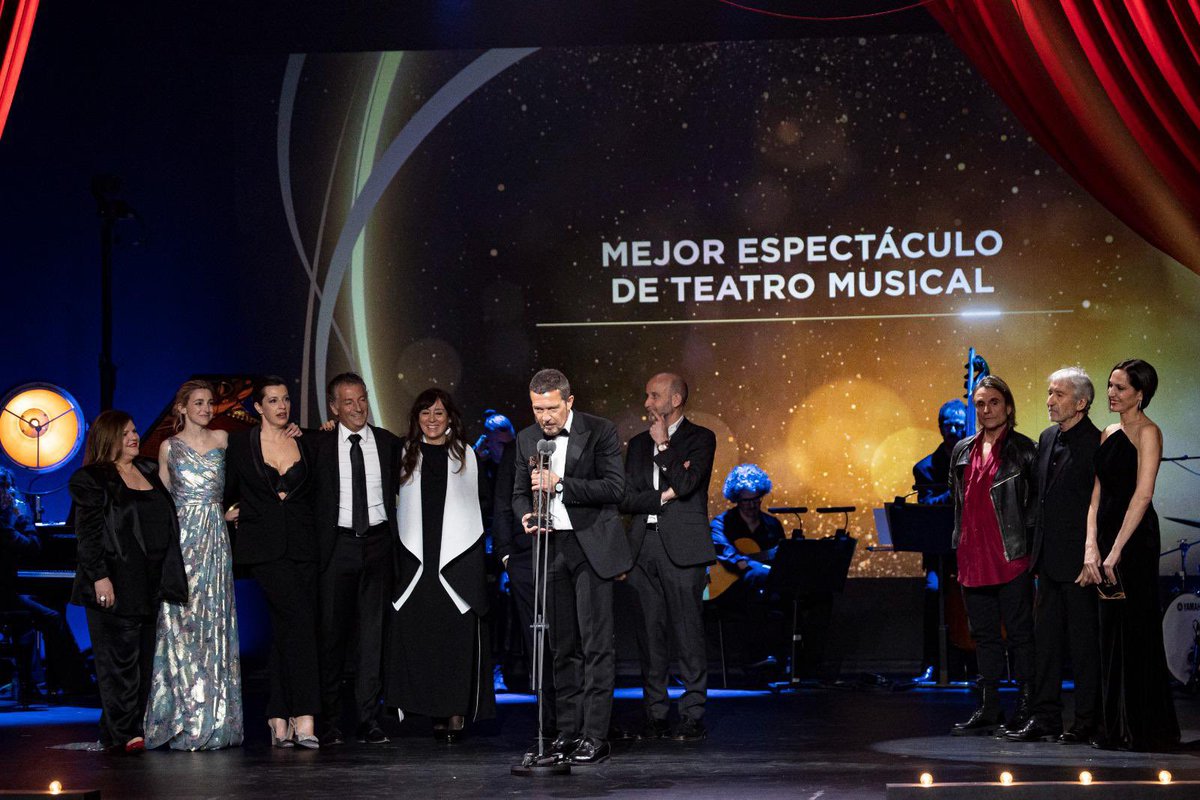 antoniobanderas's tweet photo. Quiero expresar mi enorme gratitud a La @academia_aaee por los reconocimientos que @esp_company recibió anoche en la primera gala de los #premiosTALÍA, pues ponen un cierre bellísimo a casi tres años de trabajo arduo y exitoso. 

(Sigue 👇) https://t.co/vSsF49SODT