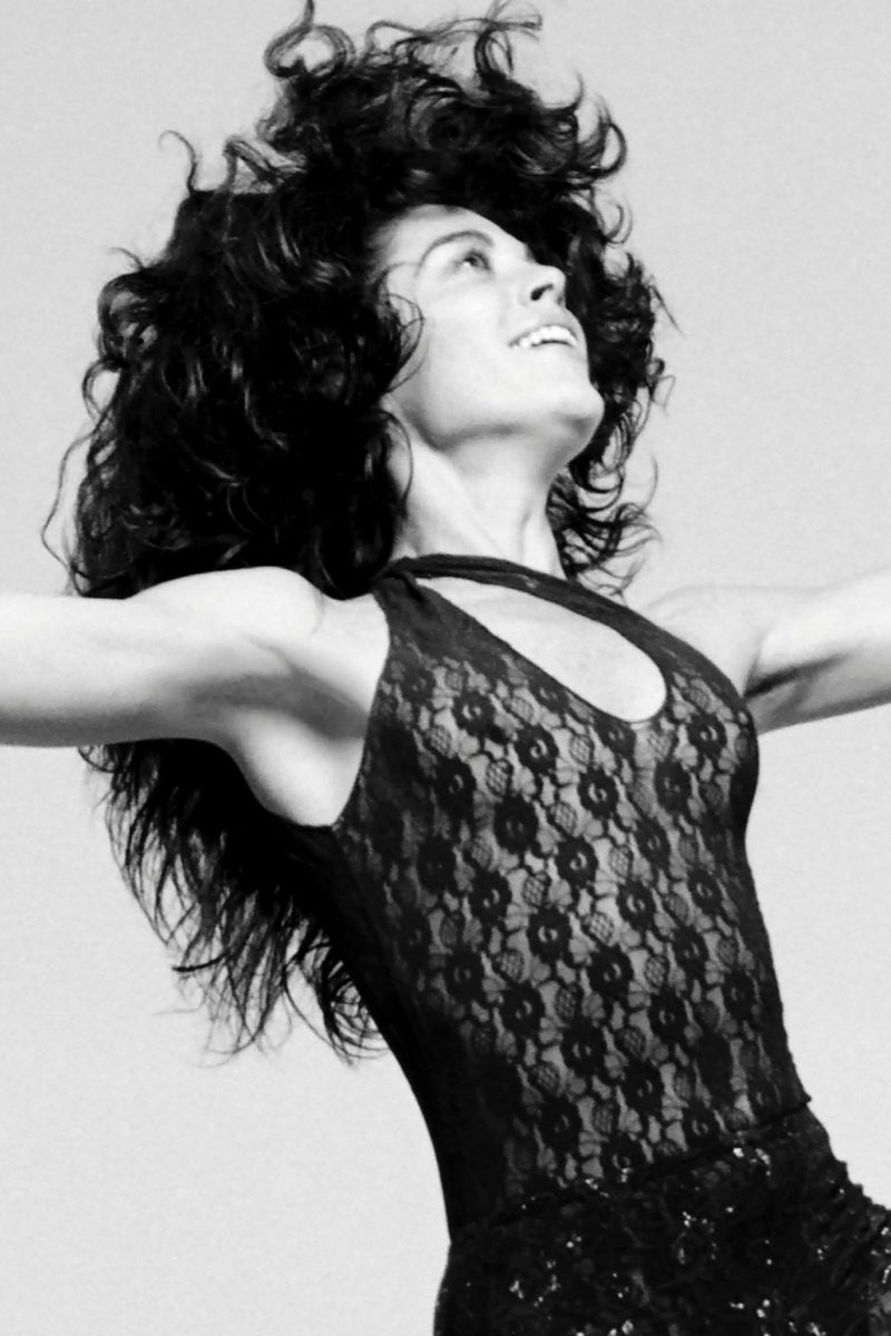 lerandomart's tweet image. Analívia Cordeiro: Coding the body

With a PhD in communication and semiotics, the dancer, choreographer and architect pioneered generative dance as well as video art.

She used digital technology to gain insight into the human form. 🧵