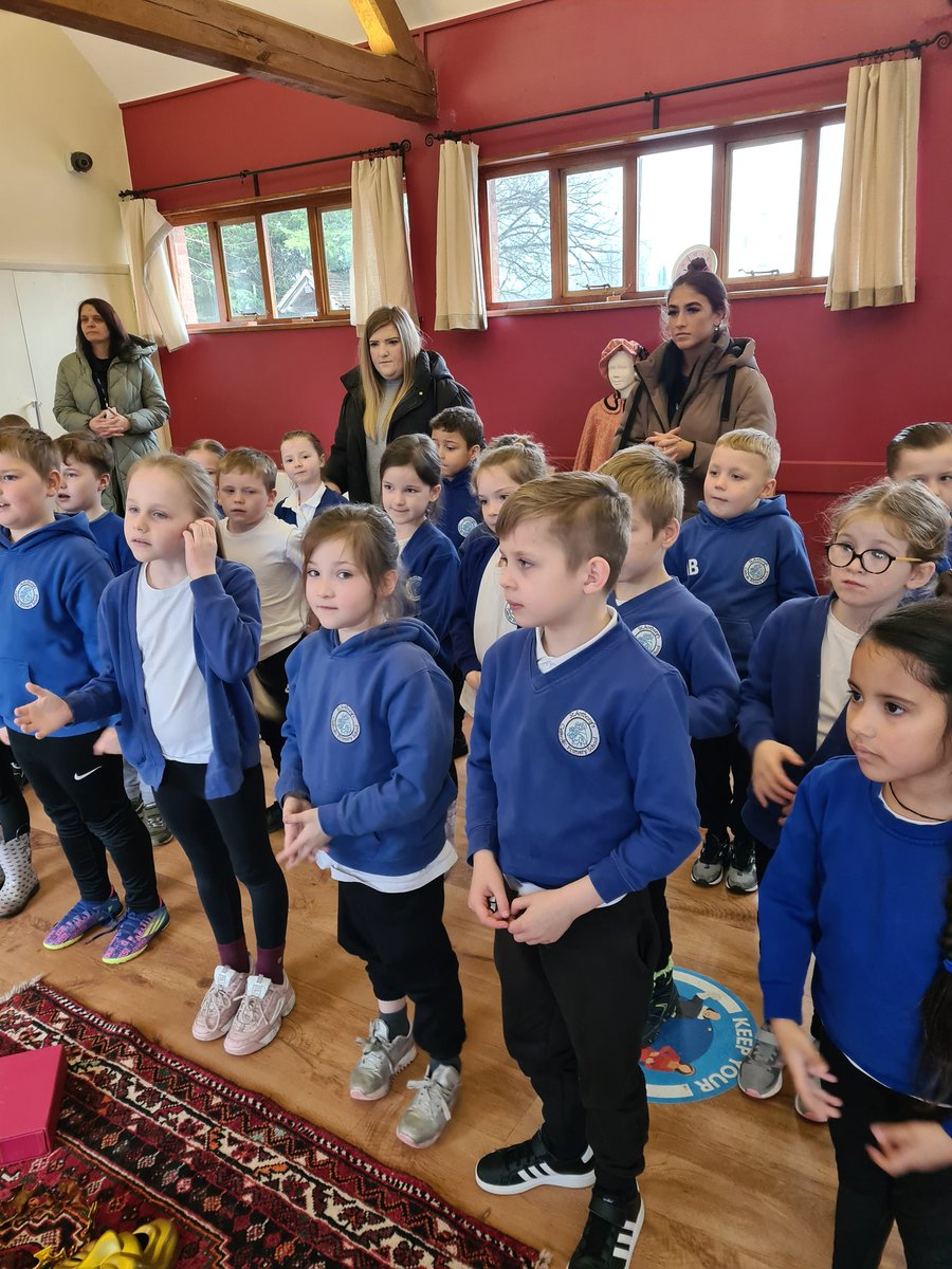 StAnthonysSch's tweet photo. Year 2 have arrived at Mary Arden's Farm ready to share William Shakespeare's story 🎭 https://t.co/T0dftBz7ay