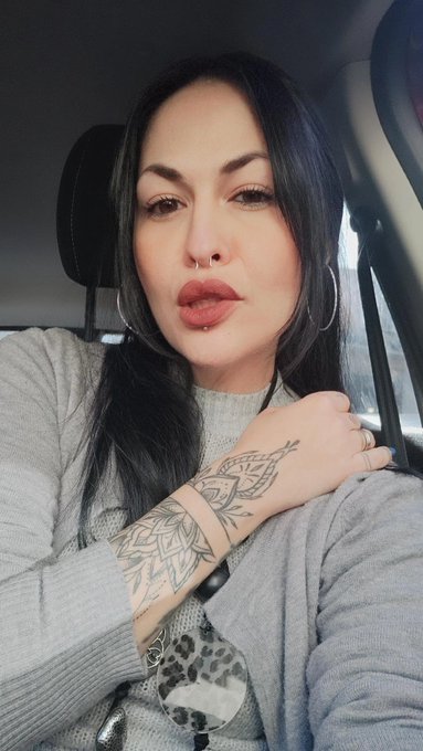 Buongiorno bastardi del mio ❤️ La sensualit&agrave; non &egrave; solo nudit&agrave; ... Quindi sbaammm foto vestita 😝 https://t<a href="/tag/pompastacazzodimusica"class="tags"><span>#pompastacazzodimusica</span></a>