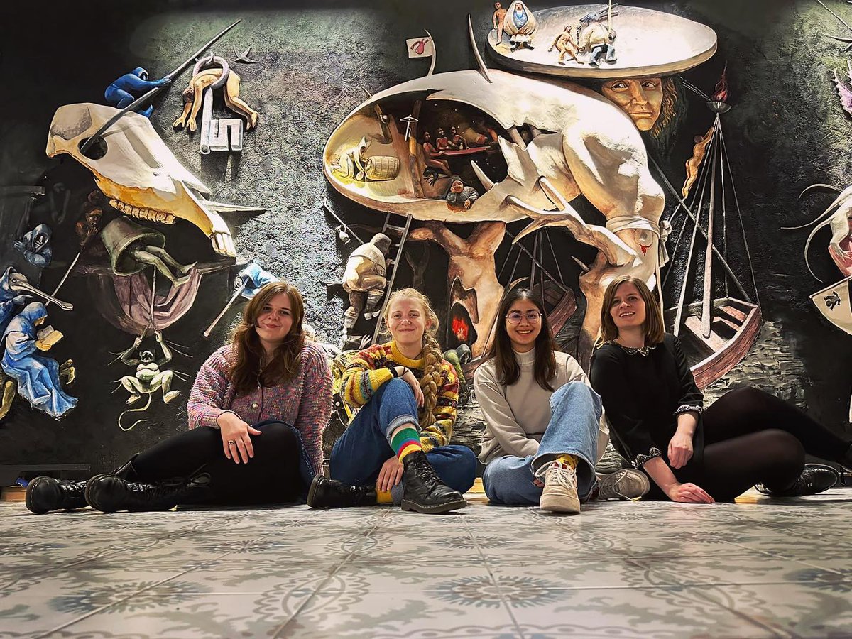 MuseaSculpta's tweet photo. Our #MuseaSculpta team couldn't resist posing in front of the🌳'Tree-Man' #sculpture, based on #JheronimusBosch's🍓'The Garden of Earthly Delights.'🦜🌟Discover the incredible works that await you.🤩
#Brugge #Bruges #mural #SculptureMuseum #ArtEnthusiasts #artlovers #artdiscover https://t.co/TorguIBDq3