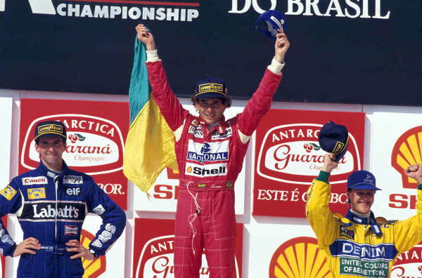 botequimgp's tweet photo. Há 30 anos Ayrton Senna (McLaren) venceu o GP BRASIL 1993. Damon Hill (Williams) foi  o 2º e Michael Schumacher (Benetton) o 3º.
Uma corrida histórica, com direito a chuva, ultrapassagem e o público invadindo a pista!

#F1 #Formula1 #senna #F11993 #sennasempre https://t.co/4oPtiGvVPg