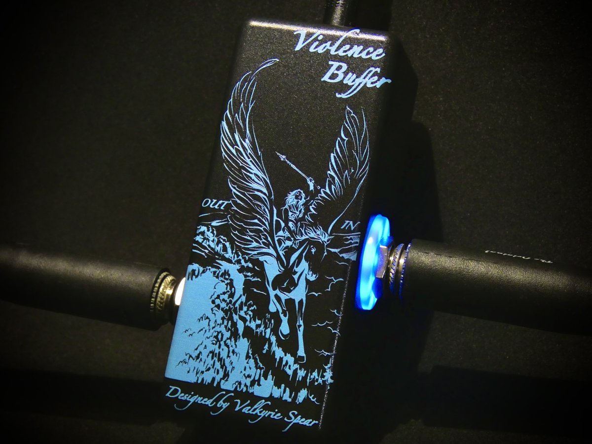 VALKYRIE_SPEAR's tweet photo. 海外向けとなりますがNAMM show 2023にてViolence Bufferを発表します。
ブランド名となるValkyrie Spearのデザインが描かれたハンドメイドのバッファーペダルです。詳細はまた改めて。

日本でどのようにして手に入れればいいかですか？それは、、、、、、、、

#ViolenceBuffer #ValkyrieSpear https://t.co/QNBk3OdM15