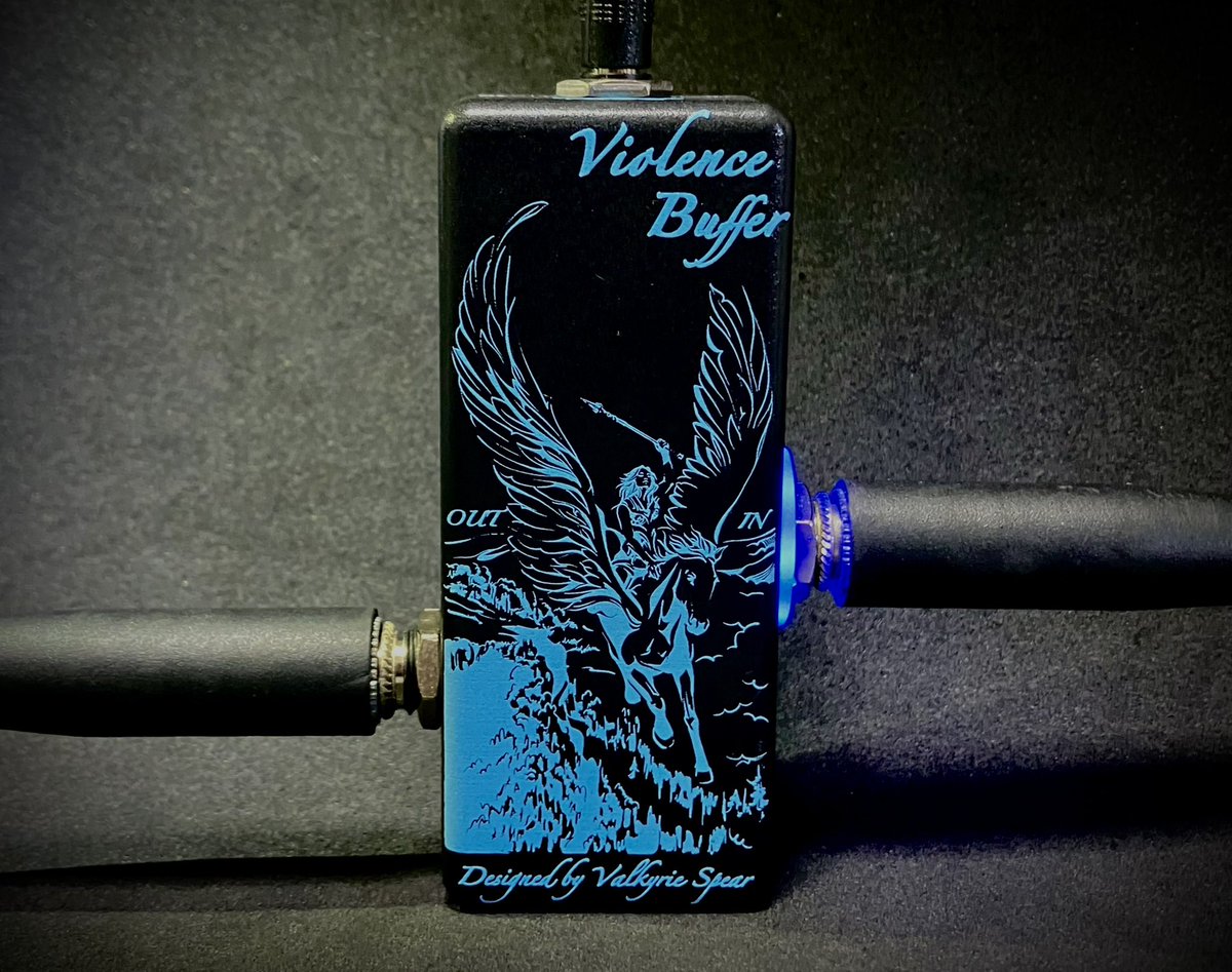 VALKYRIE_SPEAR's tweet photo. 海外向けとなりますがNAMM show 2023にてViolence Bufferを発表します。
ブランド名となるValkyrie Spearのデザインが描かれたハンドメイドのバッファーペダルです。詳細はまた改めて。

日本でどのようにして手に入れればいいかですか？それは、、、、、、、、

#ViolenceBuffer #ValkyrieSpear https://t.co/QNBk3OdM15