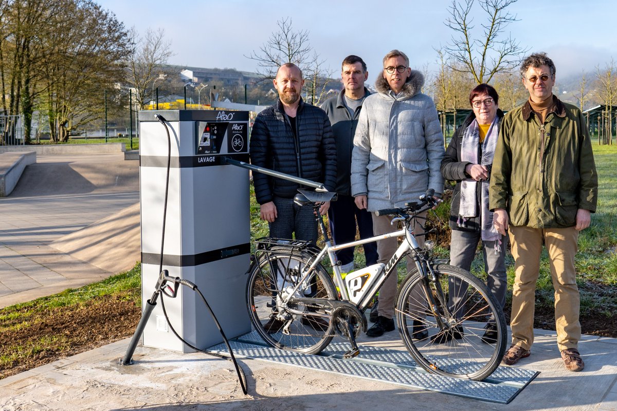 muselmetropol's tweet photo. 🚲🚿 De Schäfferot vun der #muselmetropol war haut déi nei Bike-Wash Anlag beim Skatepark bei der Schléis testen. 
Hei kënnt Dir Äre Velo oder Ebike wäschen a botzen. 🚴‍♀️ https://t.co/n6Tjgl28t0