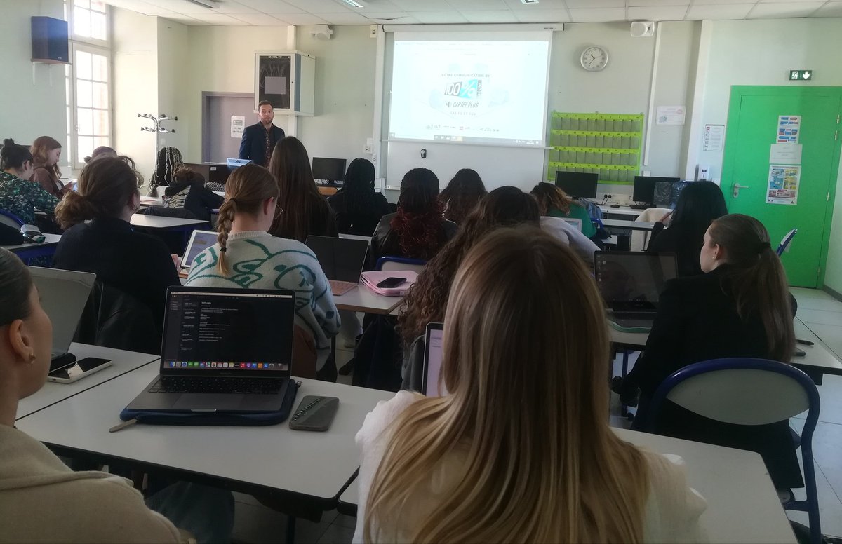 Communiquer à la radio🤔 100% d'accord pour les étudiants de BTS com.  qui accueillent aujourd'hui Maxime Prat de la régie <a href="/100pour100radio/">100% Radio</a>