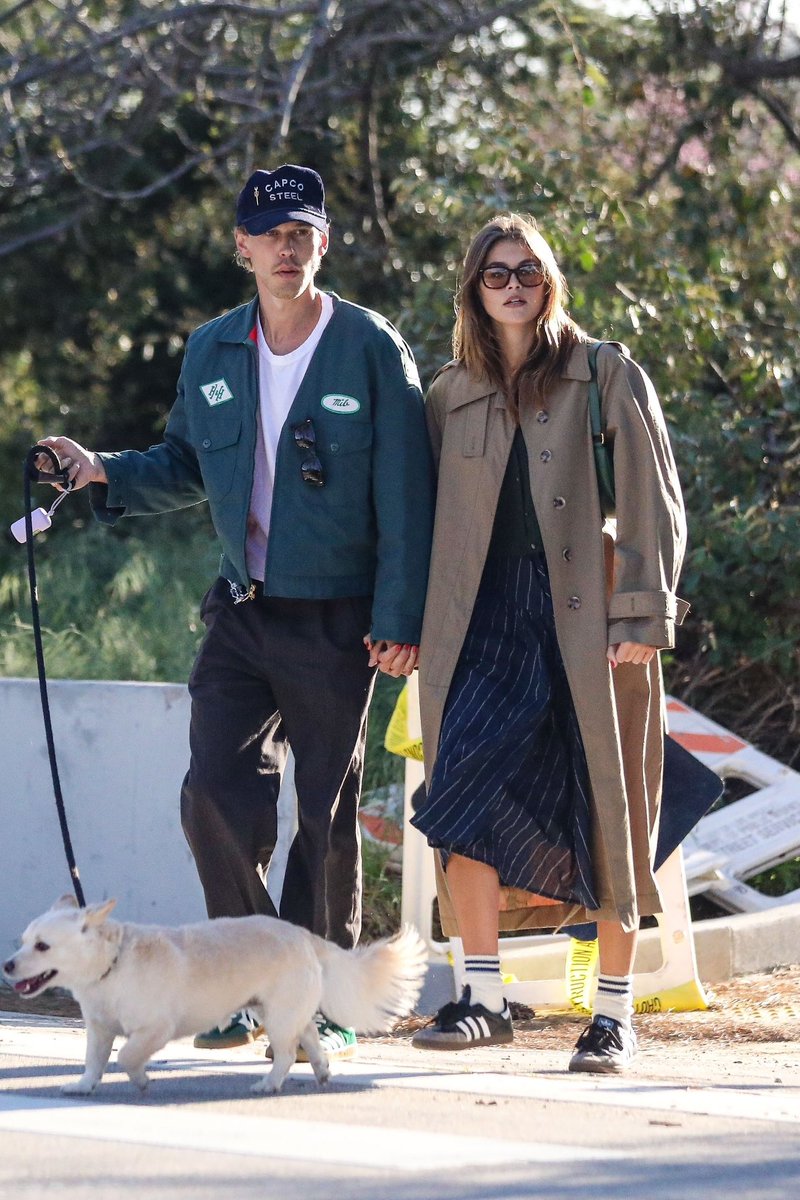 This shot reminds me of my grandparents taking a stroll🥹