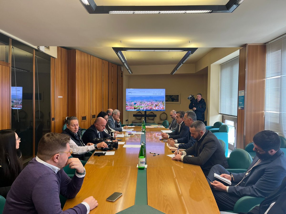 AnceFrosinone's tweet photo. #SUPERBONUS: un tavolo di confronto tenutosi ieri 27 marzo 2023 tra Ance Frosinone, le parti Sociali ed i Parlamentari, On. Ottaviani ed On. Fontana sul problema dei #creditiincagliati. 👷🏻
Ance Frosinone chiede di trovare una soluzione #condivisa. https://t.co/Bub57kvI2C