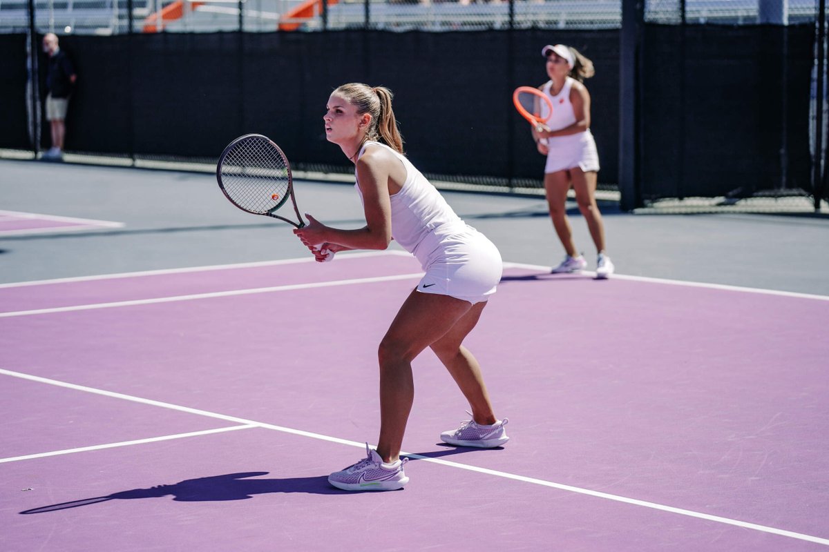 ClemsonTigers's tweet photo. Did you know...

The No. 33 @ClemsonWTennis team earned a HUGE 4-3 win over No. 24 UCF at home this past weekend, giving the Tigers their second top-25 victory in as many weeks! 👏🎾 https://t.co/S3SLXBRAUf