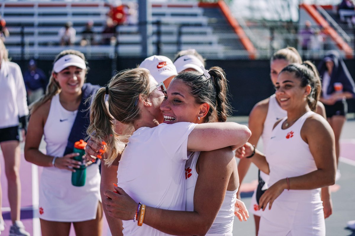 ClemsonTigers's tweet photo. Did you know...

The No. 33 @ClemsonWTennis team earned a HUGE 4-3 win over No. 24 UCF at home this past weekend, giving the Tigers their second top-25 victory in as many weeks! 👏🎾 https://t.co/S3SLXBRAUf