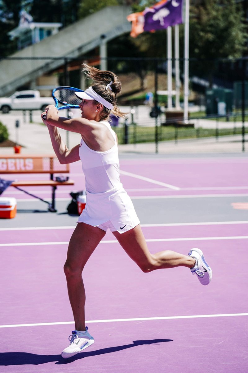 ClemsonTigers's tweet photo. Did you know...

The No. 33 @ClemsonWTennis team earned a HUGE 4-3 win over No. 24 UCF at home this past weekend, giving the Tigers their second top-25 victory in as many weeks! 👏🎾 https://t.co/S3SLXBRAUf