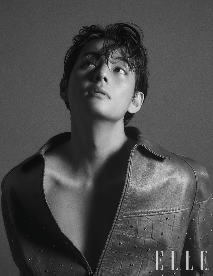 BTSItalia_twt2's tweet photo. 📷| #V x ELLE Korea ✨️ (3/7)
#ELLExV @BTS_twt
🔗 https://t.co/E4tgN2RfYQ https://t.co/VkJpLjzhjn