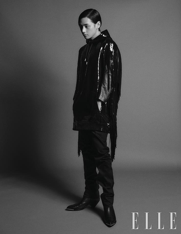 BTSItalia_twt2's tweet photo. 📷| #V x ELLE Korea ✨️ (2/7)
#ELLExV @BTS_twt
🔗 https://t.co/E4tgN2RfYQ https://t.co/RANwZwai3B