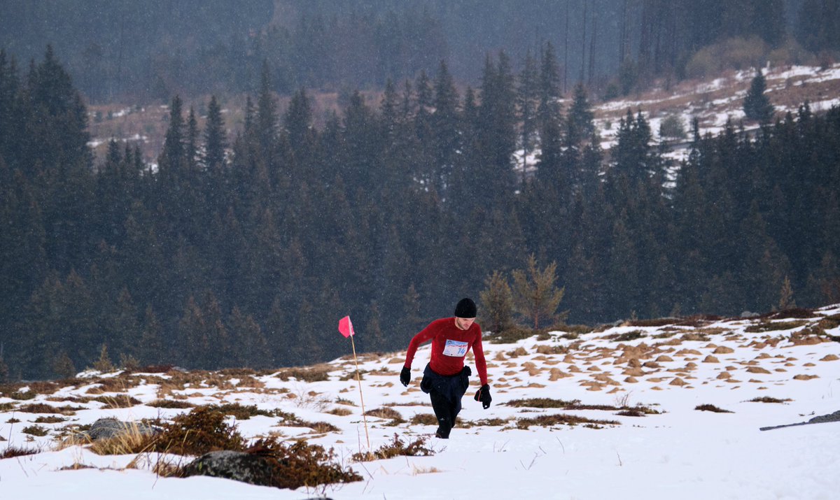 XCoSports's tweet photo. Вторият фото разказ от #vitoshaskysnow! 🔥🤘

Вперени погледи към върха, уморени погледи, но и същевременно грейнали усмивки по лицата на участниците!🥵❄️

---
📸@_dimitard 
---

#vitoshaskysnow 
#skysnow 
#skyrunning
#xcoclub https://t.co/Hl2LnFOVNd