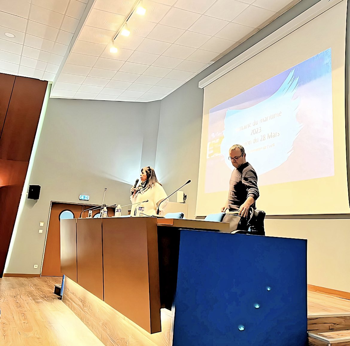 Cmoilaneige's tweet photo. Dans le cadre de la #SemaineDuMaritime, l’#UnionPortuaireRouennaise présente ses #formations avec deux anciens stagiaires qui viennent expliquer leur métier. Un public intéressé ! Merci encore à l’#UnionPortuaireRouennaise de leur confiance @Poleemploi_Ndie #TousMobilisés https://t.co/egEJPYpgWW