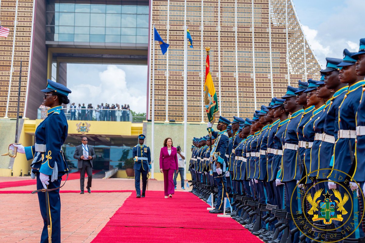 HusseinIssah01's tweet photo. On Monday, 27th March 2023, I welcomed the US Vice President, Hon. Kamala Harris, to Jubilee House, the seat of the nation's presidency. 1/5
#2MExpress #Mahama #TransTerrorism #KamalaHarris https://t.co/3x1lAv1hVx