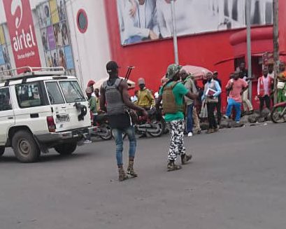 StephKavira's tweet photo. Goma 🇨🇩: deux civils complètement armés circulent librement le centre ville à 11h 30'.*
Cette histoire de wazalendo va mal finir… https://t.co/uhJGxkIXMr
