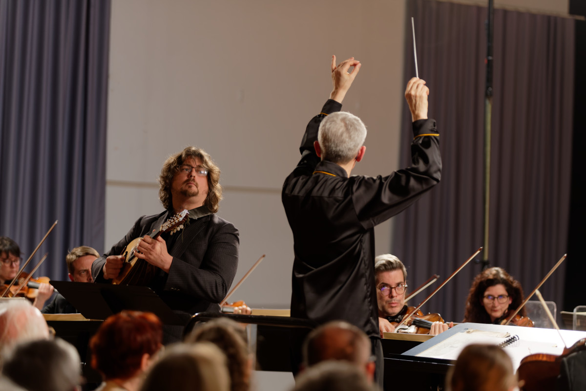 #concertsenrégion
Le mandoliniste Vincent Beer-Demander et l'orchestre sont partis en tournée à La Chapelle-aux-Naux et à Bourgueil pour interpréter Nino Rota, Mendelssohn et Cimarosa. Comme d'habitude, les concerts étaient pleins !📸Ollivier Hirel
