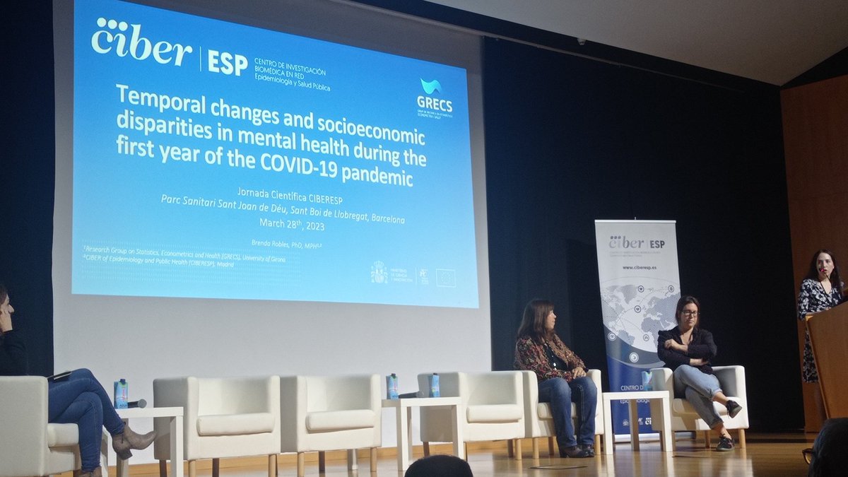 acabreraleon's tweet photo. Presentando resultados de la Encuesta Sanitaria y Social de Andalucía #ESSA sobre #saludmental durante la #COVID19 en jornada @CIBER_ESP @EASPsalud  @Carmenscg, brava Brenda Robles👏@univgirona https://t.co/wUBTLSqgce
