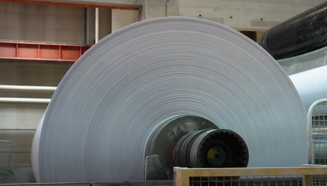 📽️ [#timehout] Waar komt de grondstof vandaan waar #papier uit is samengesteld? In tegenstelling tot de vooroordelen draagt papier niet bij tot de ontbossing. Het stelt ons in tegendeel in staat om bosproducten van geringe kwaliteit te valoriseren. lnkd.in/e9bAyiep #hout