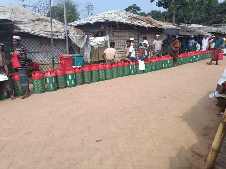 SBFEnamUddin1's tweet photo. Imagine in how hardships the #Rohingya's lives are.

In extreme heat with fast in #Ramadan,they are standing in the queue to receive refilled cylinder of gas for cooking.
#Muslim
#RamadanFast

Photos: @Maadu_Vai2019 https://t.co/fR5jjLFXNf