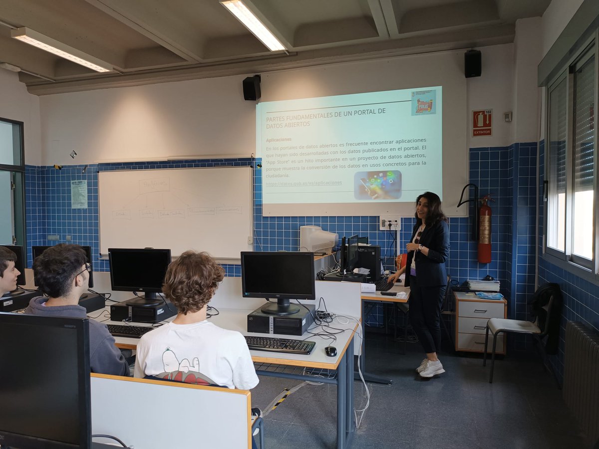 CtranspaUPV's tweet photo. 🚀 Arranquem el projecte POLIS en l'IES Joanot Matorell de València, amb alumnat de primer de batxillerat. 

La primera sessió ha sigut sobre què són les dades obertes, com accedir a ells, descarregar-los i visualitzar-los amb l'eina Datawrapper

Us deixem algunes imatges! 📸😃 https://t.co/0IpK8Cnyl4