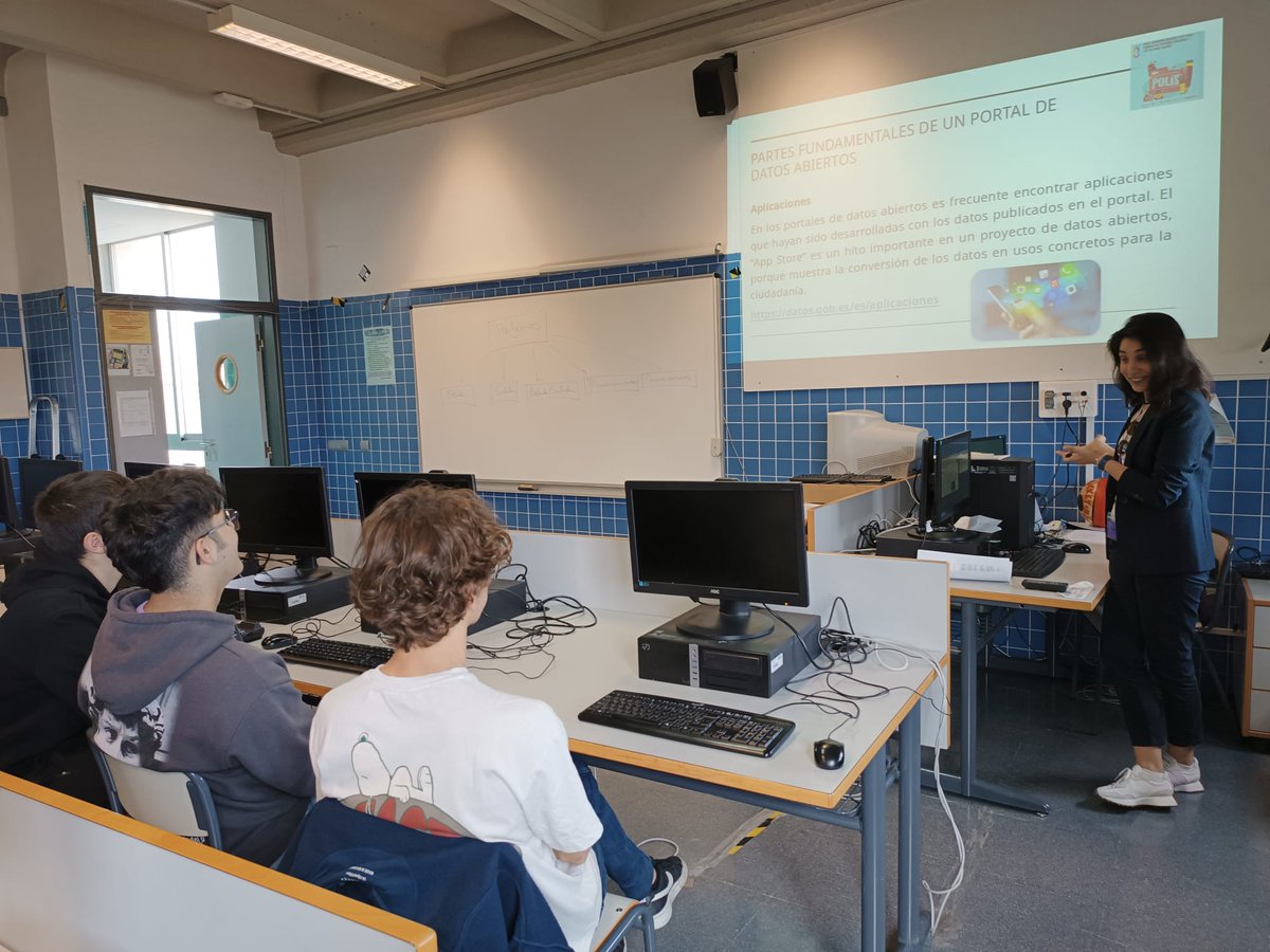 CtranspaUPV's tweet photo. 🚀 Arranquem el projecte POLIS en l'IES Joanot Matorell de València, amb alumnat de primer de batxillerat. 

La primera sessió ha sigut sobre què són les dades obertes, com accedir a ells, descarregar-los i visualitzar-los amb l'eina Datawrapper

Us deixem algunes imatges! 📸😃 https://t.co/0IpK8Cnyl4