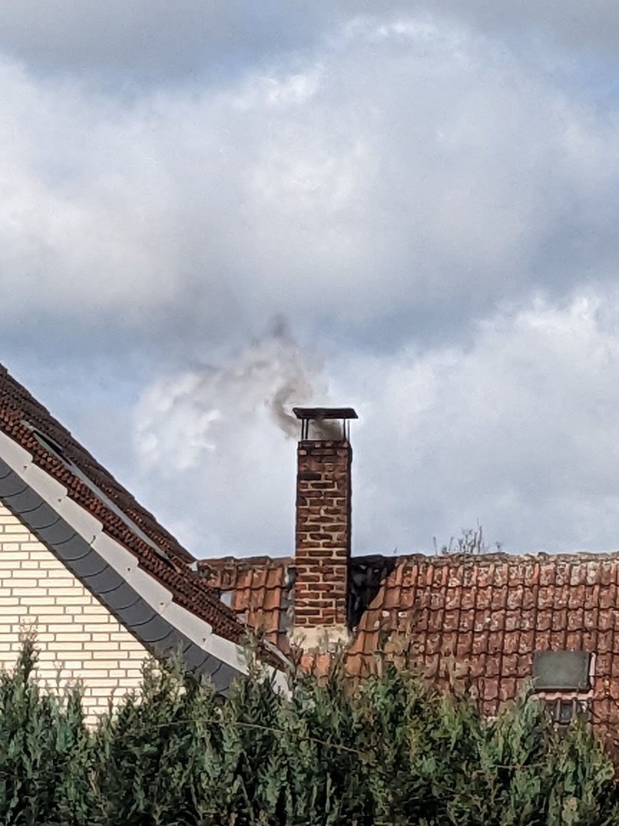 LehrerCarsten's tweet photo. Brennstoffmissbrauch und/oder Fehlbedienungen sind wichtige Aspekte von #Holzofengate. Wie hier in #BadEssen - auf dem Parkplatz des angrenzenden Supermarkts lag ein beißender Geruch in der Luft. https://t.co/qwTw7mPFz4