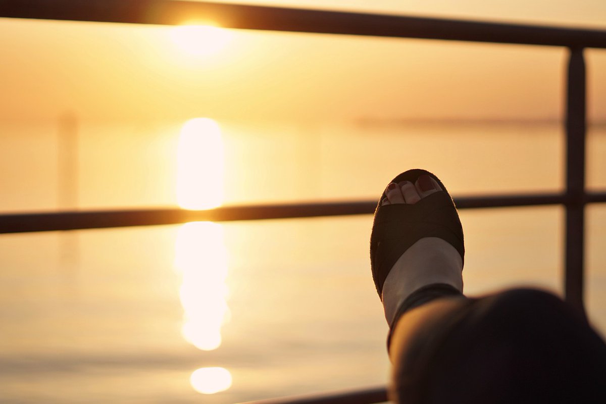 CPodologos's tweet photo. 🔊Ante la subida de las temperaturas 🌡️ cabe recordar... NO hacer una transición brusca del #invierno 🥶 a la #primavera 🌺 Los 🦶 sufren ⬇️
- No dejar los calcetines 🧦 de manera brusca por riesgo de rozaduras y ampollas 
- Recomendable usar antitranspirantes ante el sudor 💦 https://t.co/R4KUMsM5Ax