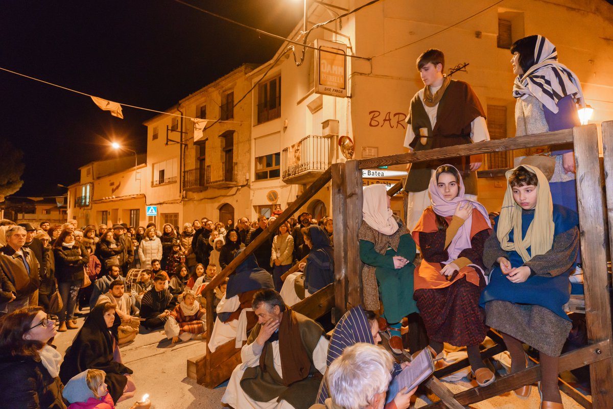 terresebretur's tweet photo. ✝️ La Passió de #VilalbadelsArcs, representada de nit i il·luminada només amb la llum de les torxes i les fogueres, és de les més íntimes i especials. 

🍷Feu el 'Tast de la Passió' i degusteu productes locals al mercat d’artesania.

ℹ️ https://t.co/0gEfFt5xx8

#TerresdelEbre https://t.co/WJD1FYipGv