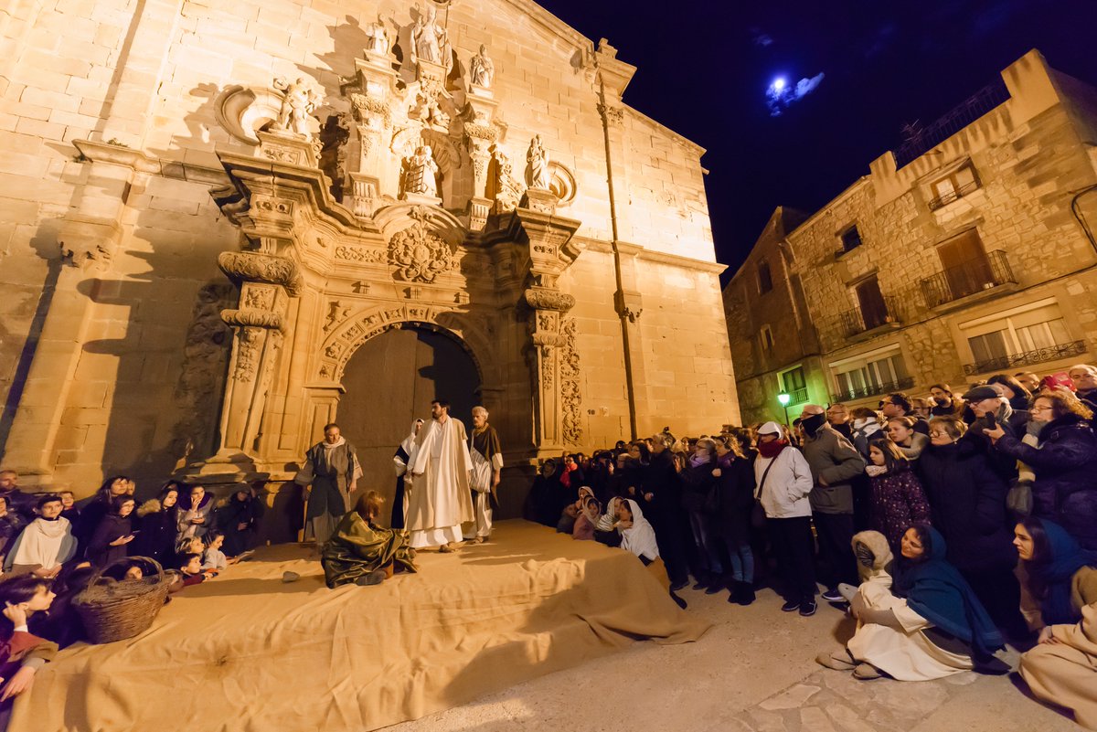 terresebretur's tweet photo. ✝️ La Passió de #VilalbadelsArcs, representada de nit i il·luminada només amb la llum de les torxes i les fogueres, és de les més íntimes i especials. 

🍷Feu el 'Tast de la Passió' i degusteu productes locals al mercat d’artesania.

ℹ️ https://t.co/0gEfFt5xx8

#TerresdelEbre https://t.co/WJD1FYipGv