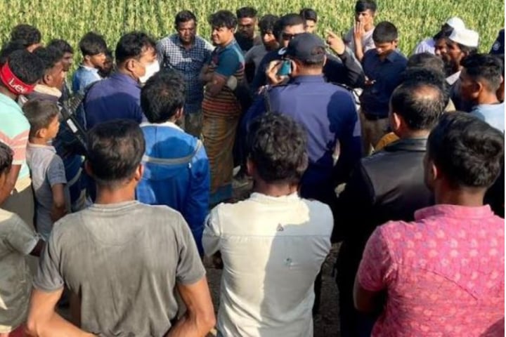 আপত্তিকর অবস্থায় প্রেমিক-প্রেমিকাকে আটক