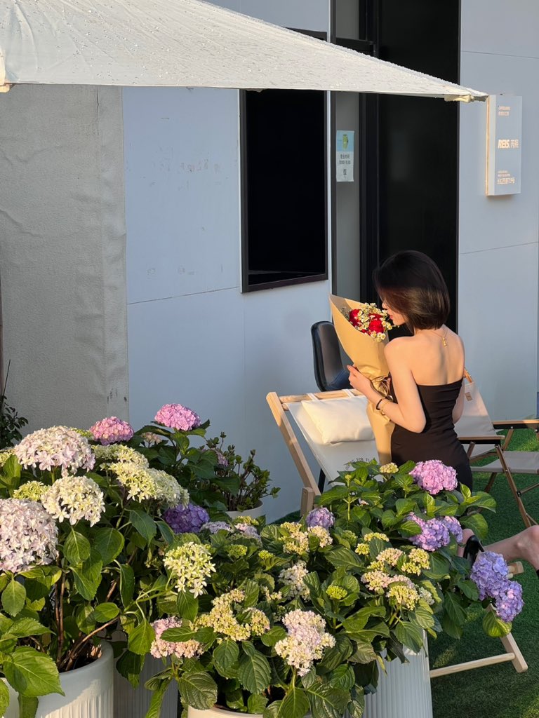 StellaFang88's tweet photo. #火币一姐 我是11号方十亿  花开了 大小姐要努力搞事业了 来年花开的时候 蝴蝶自会飞来的     请投我一票多多支持哦！投票链接：https://t.co/Rj7xGQClL8 https://t.co/PyWrEq8KhF