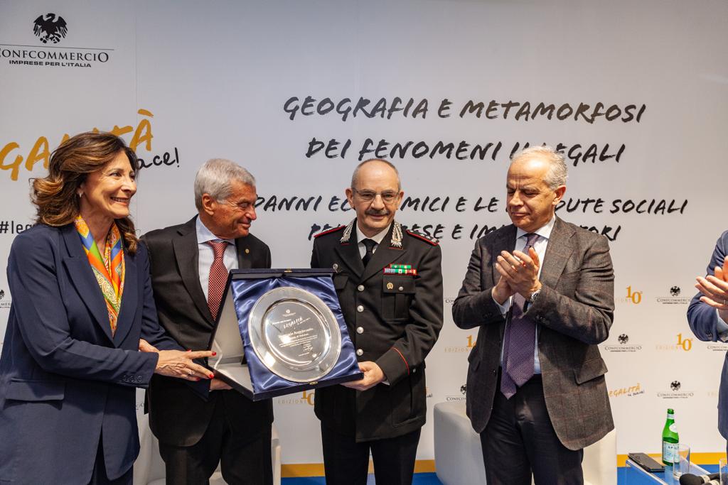La vicepresidente <a href="/didioptz/">Patrizia Di Dio</a> consegna il premio #legalitàcipiace al generale dei <a href="/_Carabinieri_/">Arma dei Carabinieri</a>  Pasquale #Angelosanto.