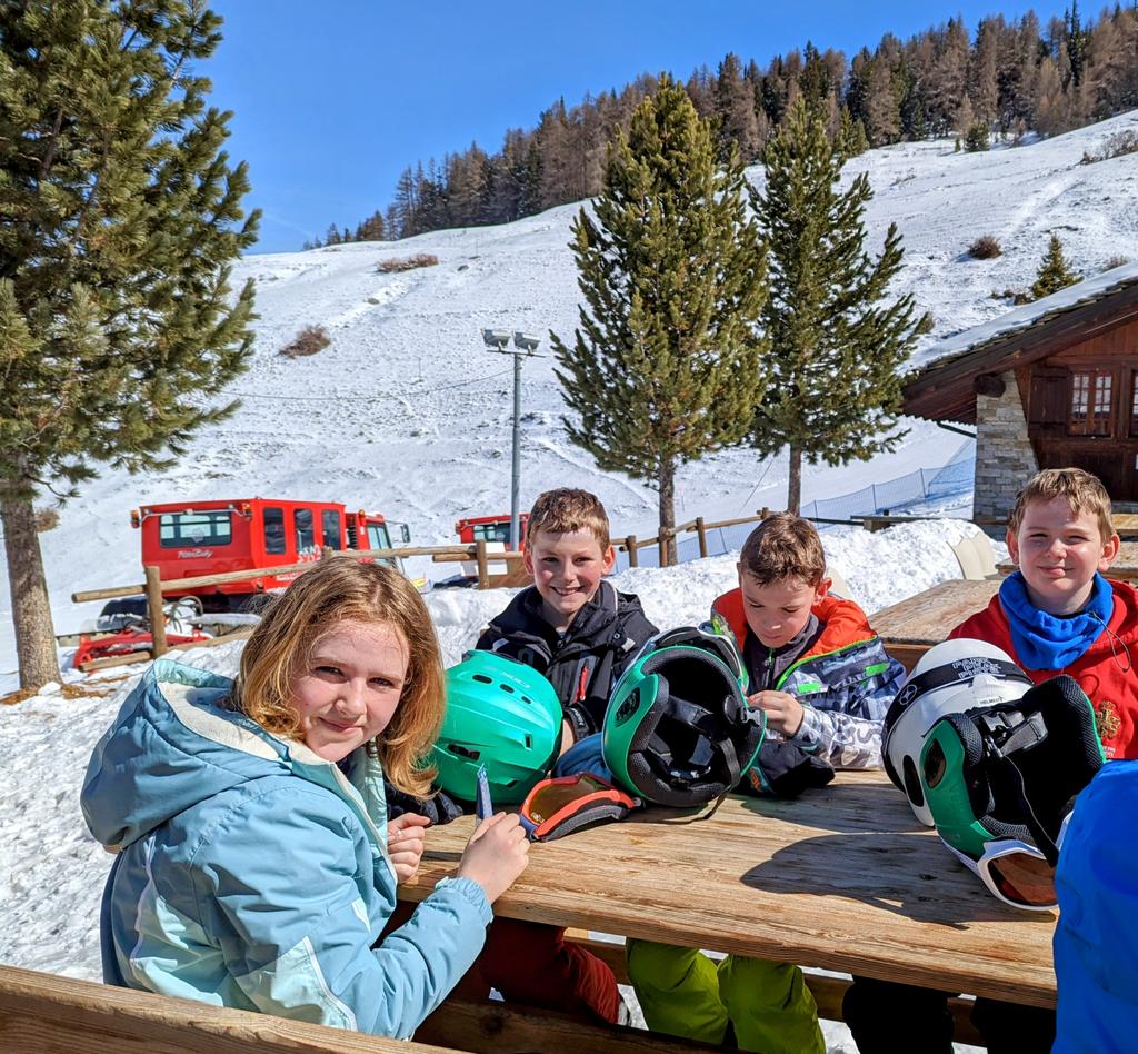 CFCprep's tweet photo. Fantastic skiing from these guys this morning #jumps#almostparallel #sunscreenneeded https://t.co/g7wE1ILBvf