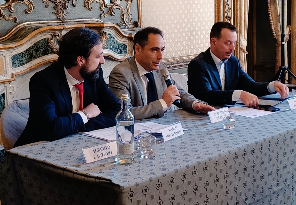 UITORINO's tweet photo. La grande sfida, per le #imprese e le #banche, è attrezzarsi per crescere a livello culturale e allinearsi con le nuove direttive #UE | Attraverso questo progetto alimentiamo il dialogo e la trasparenza sui temi #ESG |#SusTEAMAbility #UISOCIAL https://t.co/xL6uj7P2Va