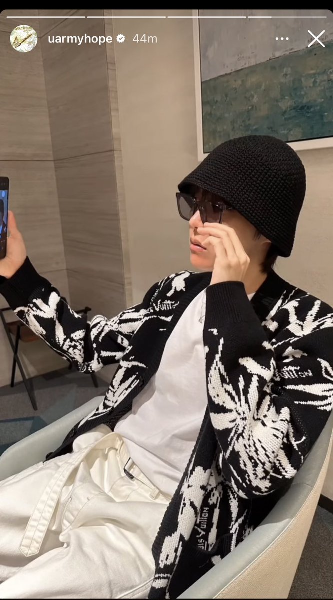 MsTiffanyLeigh's tweet photo. HOBI POSTED PICS TOO?!?? OMG HE IS JUST SITTING HUT WHY IS HE SO HOT?!?! 🥹😍🔥🔥🔥 HOT HOSEOK!!! #jhope #jdope https://t.co/AHUYjQg4wk