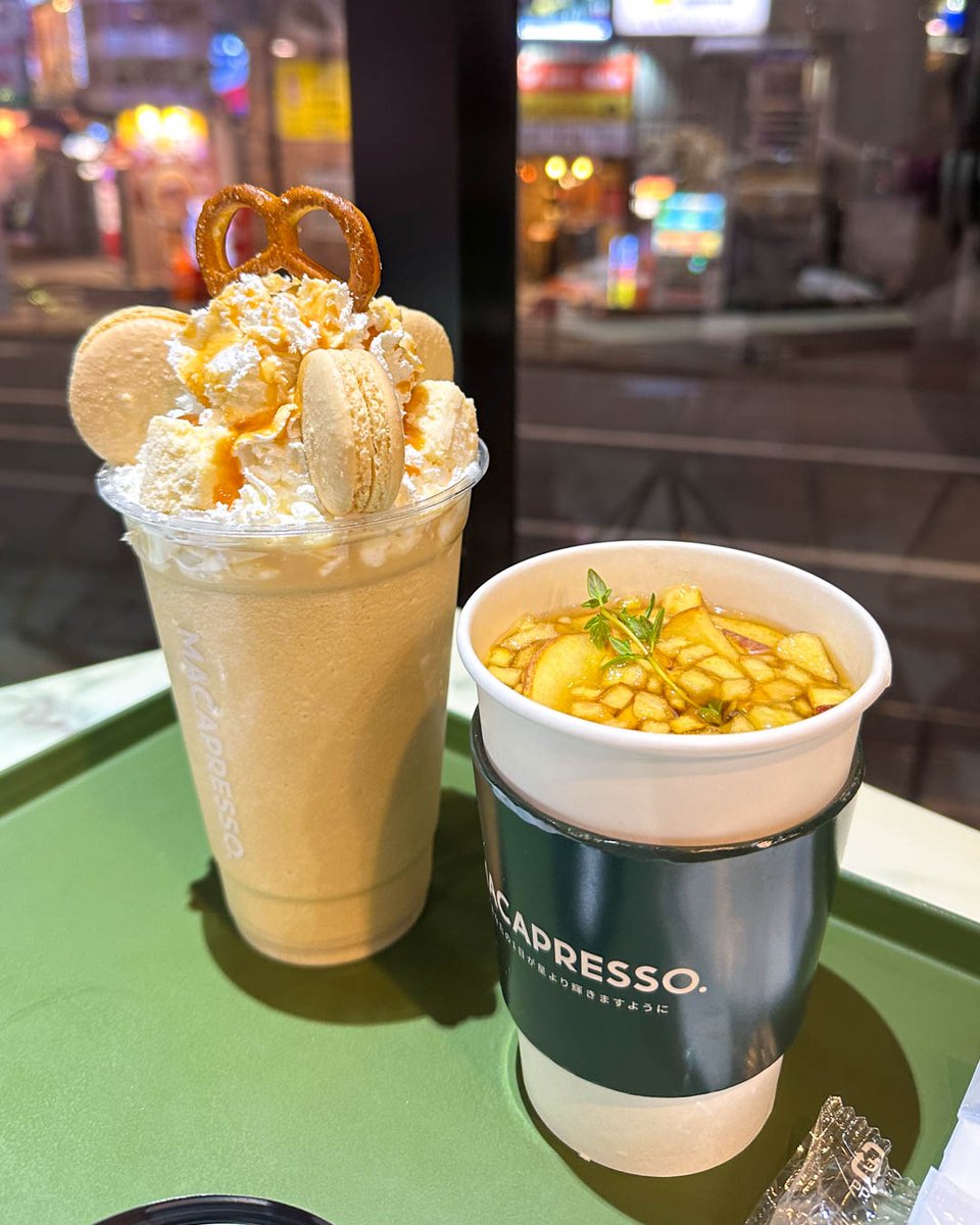 JapanCandyStore's tweet photo. 💖 We love going to Macapresso Tokyo to try out their drinks! ☕ They have this delicious caramel shake topped with macarons and a sweet hot apple tea with real bits inside! 😋✨
#japancandystore #caramelshake #appletea #mcdonaldsdessert #mcdonaldsjapan https://t.co/qLPYv1UYfY