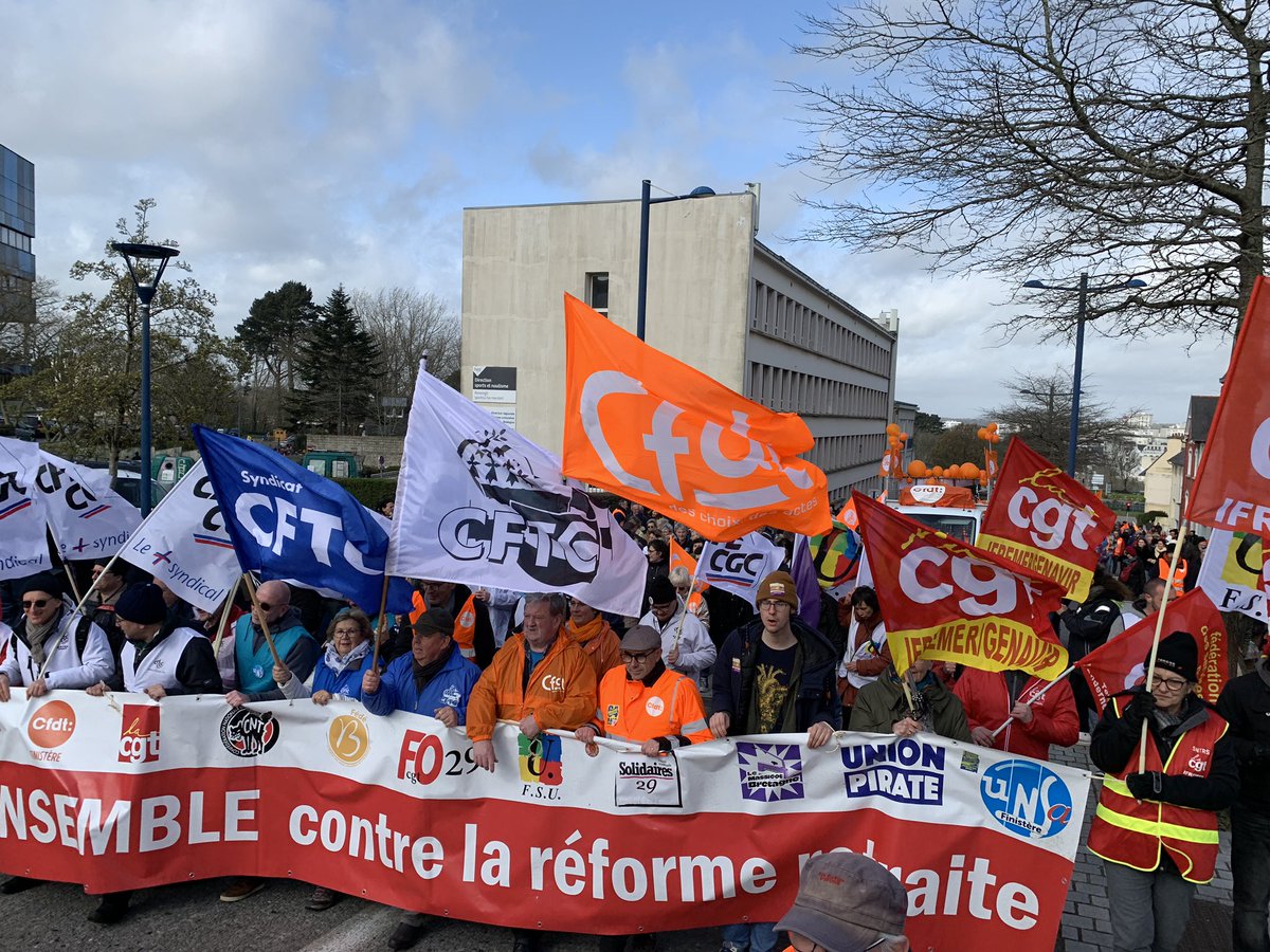 JeanYvesCabon's tweet photo. S’il ne comprend pas si on le lui dit, peut-être qu’il comprendra mieux si on le lui chante #Stop64ans #JusquauRetrait #Brest #TriYann https://t.co/axzcRVkapX