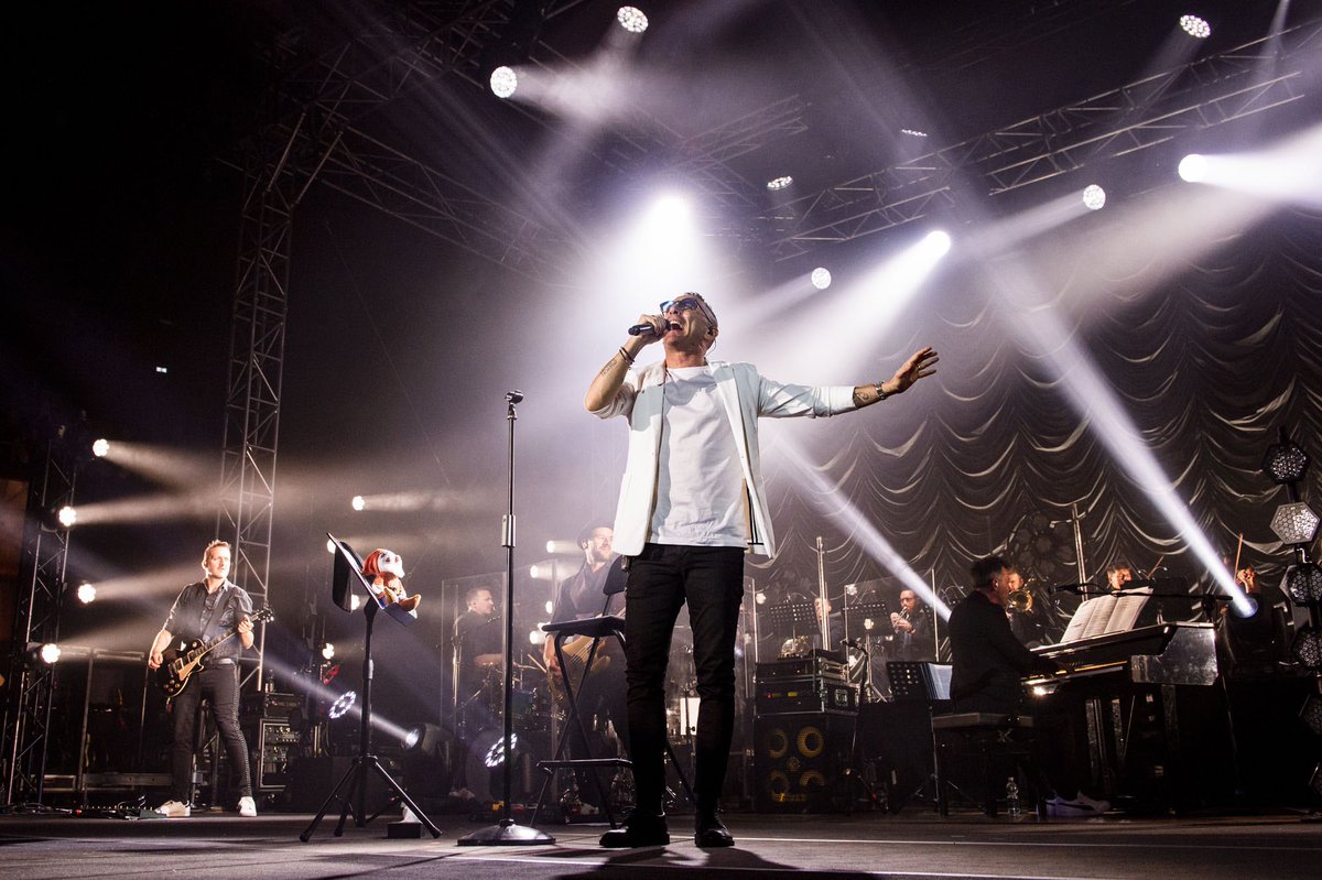 rockmoda's tweet image. Ora siamo in viaggio per Milano: ci vediamo domani al Teatro Arcimboldi alle ore 21!
Vi aspettiamo, siete belli 🍀

📸 @RobertoPanucci
#Modà #BuonaFortuna #ModàLive #ModàeOrchestra #Modà20 #Gioia10 #Romantici @officialFandP