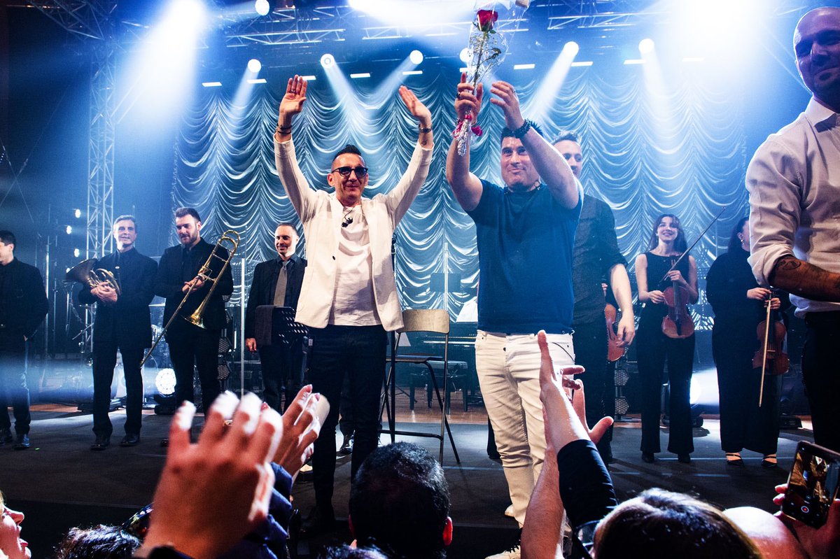 rockmoda's tweet image. Ora siamo in viaggio per Milano: ci vediamo domani al Teatro Arcimboldi alle ore 21!
Vi aspettiamo, siete belli 🍀

📸 @RobertoPanucci
#Modà #BuonaFortuna #ModàLive #ModàeOrchestra #Modà20 #Gioia10 #Romantici @officialFandP