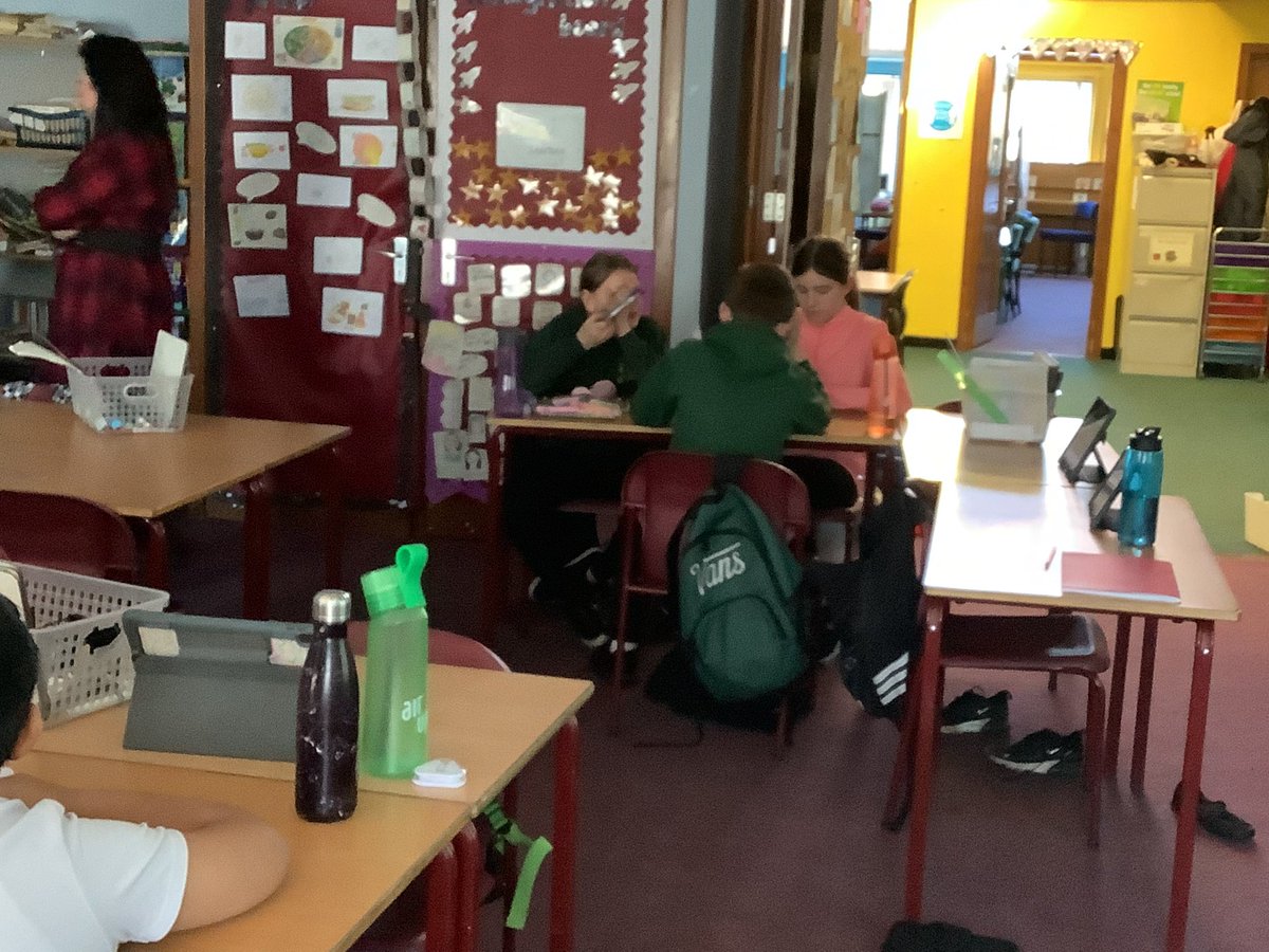 MrsM_StP's tweet photo. Short read time 
We used our knowledge of context clues to help us to structure sentences. We had to use clues such as punctuation, openers and connectives to help us.
#reflectivereader #literacy #collaborativelearning https://t.co/pH3L3AZZO3