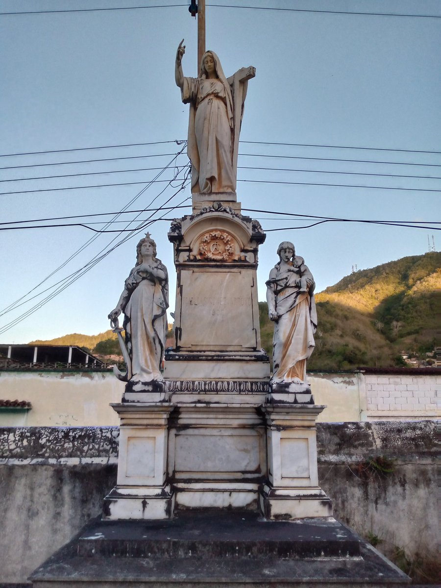 @Edurodriguezg Rio Caribe atento y A tiempo para dar inicio a este maravilloso día siempre bien informado con el hermano @Edurodriguezg porque ayi siempre hay #alguiendespierto. Bellas imágenes en nuestro Cementerio Municipal. Todo un monumento