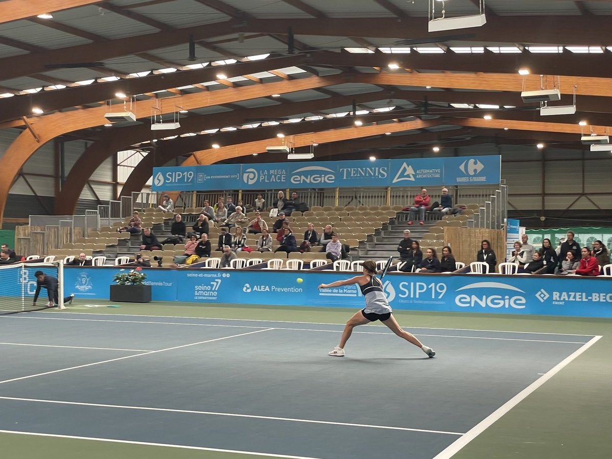 WTAntho's tweet photo. Manon Léonard 22 ans 🇫🇷 qui sort une énorme prestation en infligeant  6/1 6/0 à Chloé Paquet 175ème joueuse mondial à l' @open3cSEM 

Bravo @manon01leonard 🦾🦾

L'occasion de rêver d'un beau 2eme tour soit face à Pavlyuchenkova ou Polina Kudermetova 🔥🔥 https://t.co/75vqBxEha4