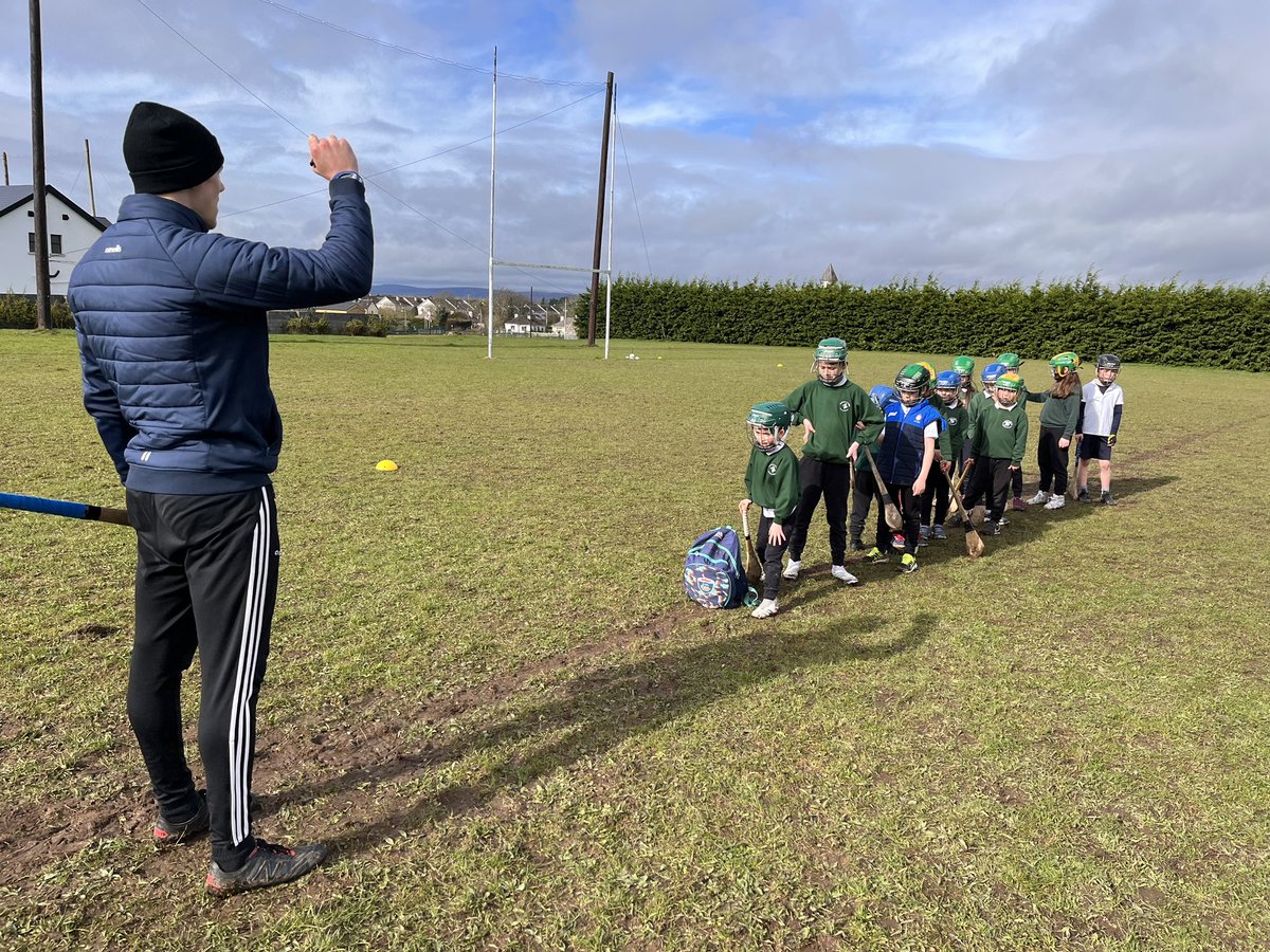 GortGaelscoil's tweet photo. Bhí am iontach againn ar maidin le  Múinteoir @CiananFahy agus é ag déanamh iománaíocht linn.

We had a wonderful hurling training session with @CiananFahy from @ArdrahanHurling  &amp; @CoachingGalway this morning. He is helping us to improve our #HurlingAndCamogie skills. https://t.co/8TPyzlFxOB