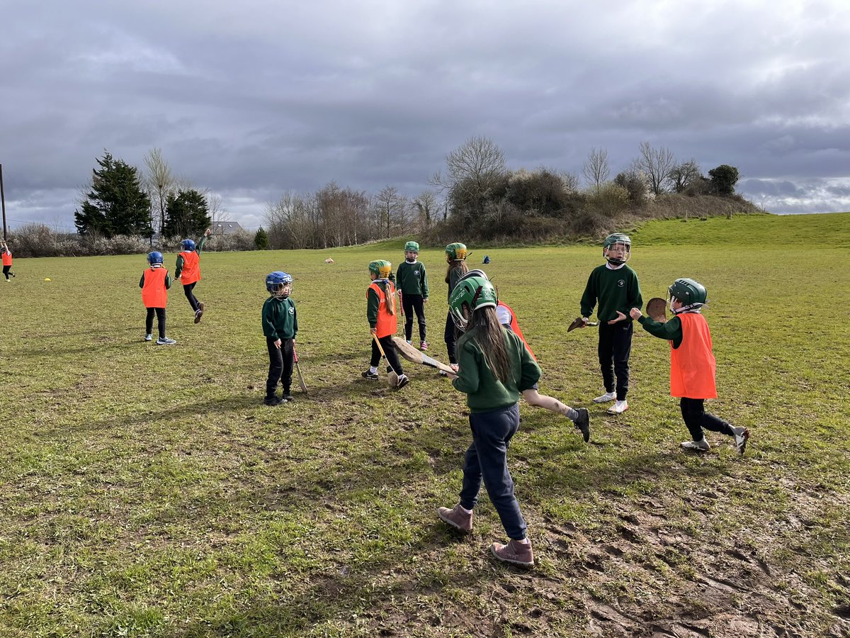 GortGaelscoil's tweet photo. Bhí am iontach againn ar maidin le  Múinteoir @CiananFahy agus é ag déanamh iománaíocht linn.

We had a wonderful hurling training session with @CiananFahy from @ArdrahanHurling  &amp; @CoachingGalway this morning. He is helping us to improve our #HurlingAndCamogie skills. https://t.co/8TPyzlFxOB